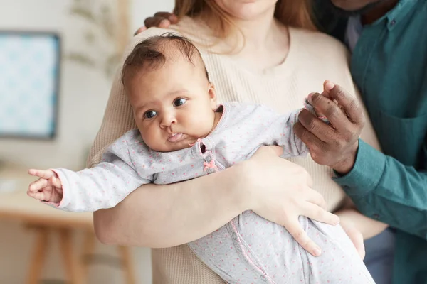 年轻的跨种族家庭抱着可爱的混血婴儿抱在母亲怀里 在家中亲切拥抱的剪影 — 图库照片