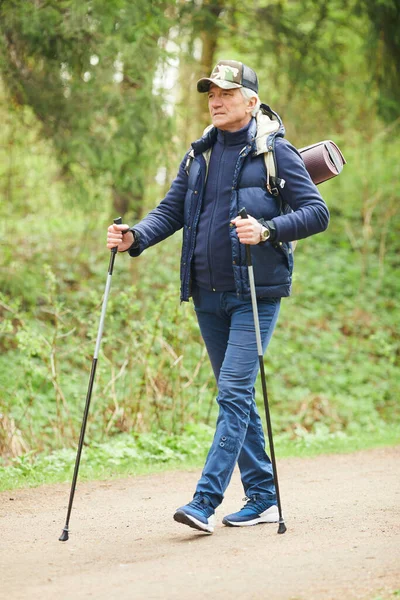 Ritratto Completo Dell Uomo Anziano Attivo Che Gode Nordic Walking — Foto Stock