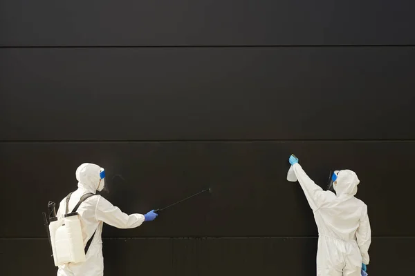 Breed Gezichtsveld Bij Twee Werknemers Die Beschermende Kleding Dragen Chemicaliën — Stockfoto