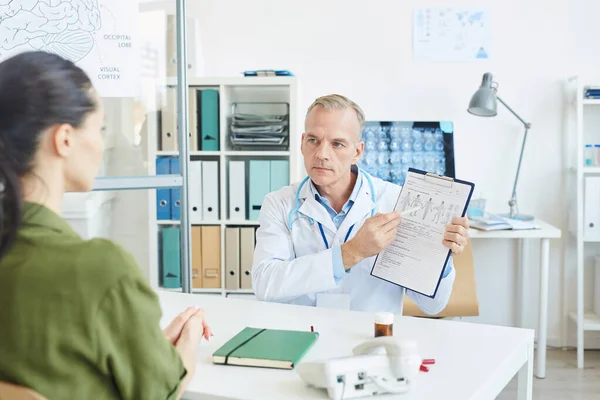 Porträtt Mogen Manlig Läkare Pekar Diagrammet Medan Samråd Kvinnlig Patient — Stockfoto