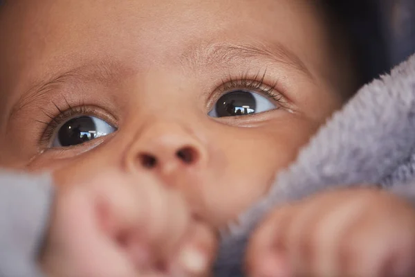 Gros Plan Portrait Mignon Bébé Métis Sucer Pouce Avec Accent — Photo