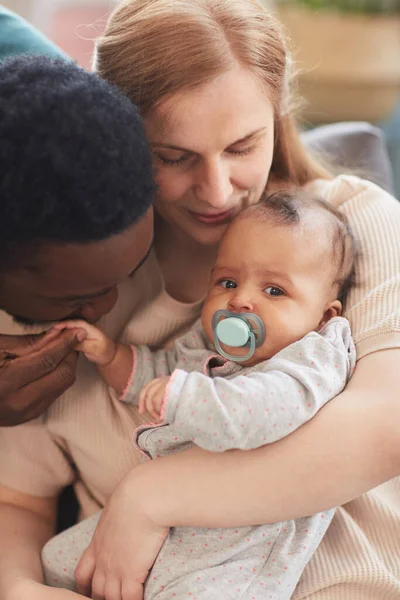 Retrato Vertical Tonos Cálidos Amorosa Familia Interracial Sosteniendo Bebé Niño —  Fotos de Stock