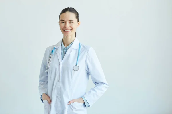 Retrato Cintura Hacia Arriba Amigable Doctora Con Bata Laboratorio Mirando — Foto de Stock