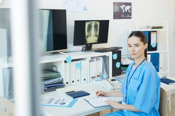 Midja Upp Porträtt Ung Kvinnlig Läkare Tittar Kameran Medan Poserar — Stockfoto