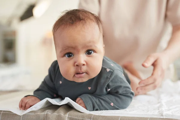 Gros Plan Portrait Mignon Bébé Métis Regardant Caméra Tout Étant — Photo