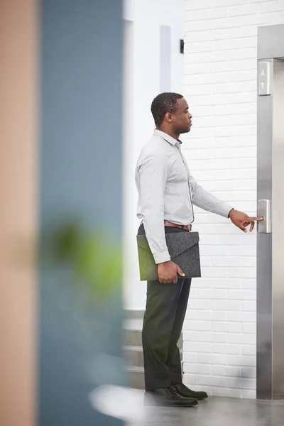 Plný Boční Pohled Portrét Mladého Afroamerického Podnikatele Mačkající Tlačítko Výtahu — Stock fotografie