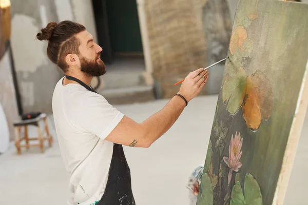 Retrato Cintura Hacia Arriba Artista Barbudo Talentoso Pintando Imagen Caballete — Foto de Stock