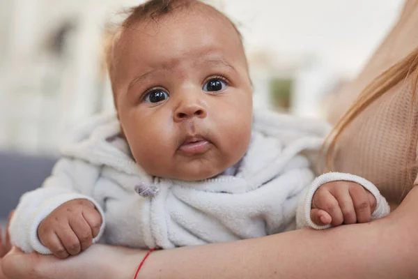 Annenin Kollarında Yatarken Kameraya Bakan Afro Amerikan Bebek Portresi — Stok fotoğraf