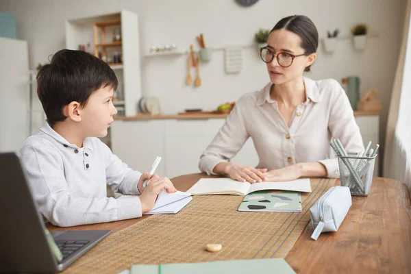 Varmtonad Sida Visa Porträtt Söt Pojke Lyssna Mamma När Studerar — Stockfoto