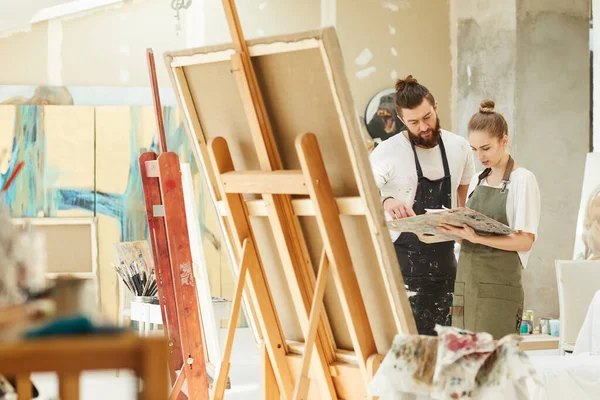 Brede Hoek Portret Van Creatief Koppel Schilderij Samen Terwijl Staan — Stockfoto