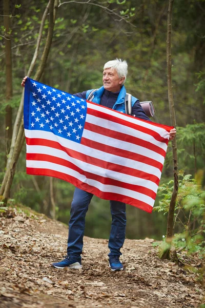 Full Length Portret Van Actieve Senior Man Met Amerikaanse Vlag — Stockfoto