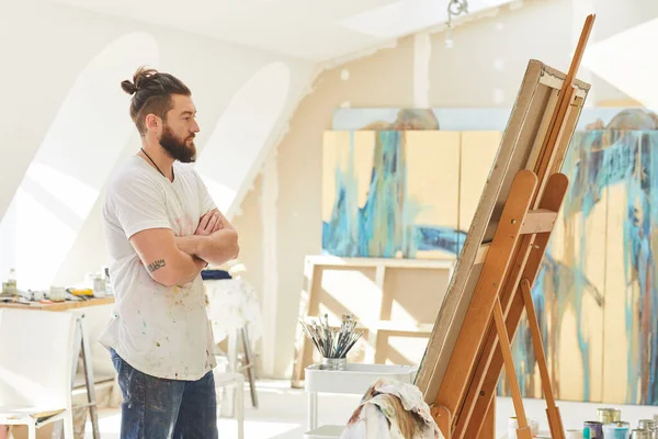 Zijaanzicht Portret Van Hedendaagse Mannelijke Kunstenaar Kijken Naar Schilderkunst Terwijl — Stockfoto