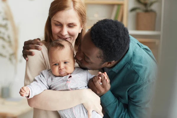 ウエストアップポルノの愛異人種間の家族に家で 焦点を当てアフリカ系アメリカ人男性接吻かわいいです混合レース赤ちゃん — ストック写真