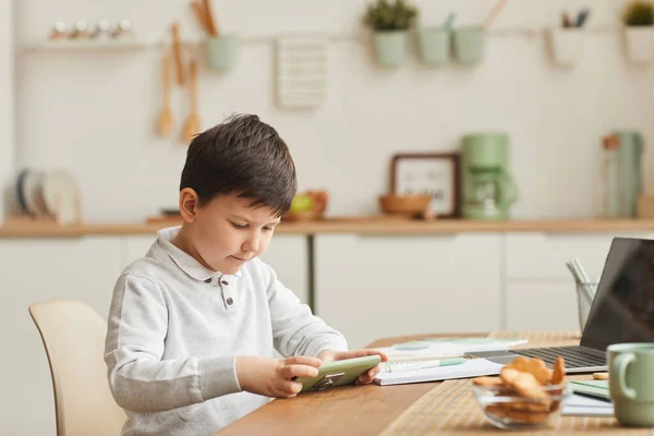 Ritratto Caldo Ragazzo Carino Che Gioca Gioco Mobile Mentre Studia — Foto Stock