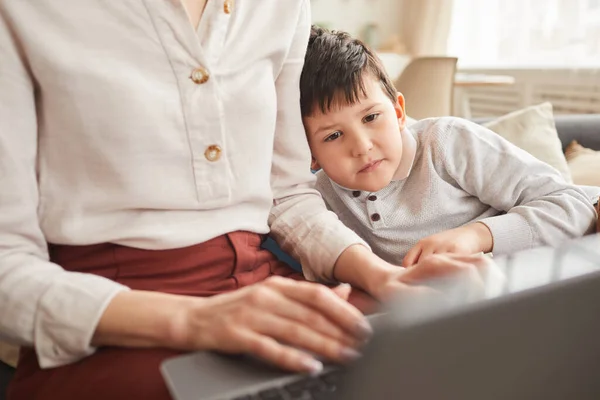 Ritratto Ravvicinato Ragazzo Carino Che Guarda Schermo Del Computer Portatile — Foto Stock