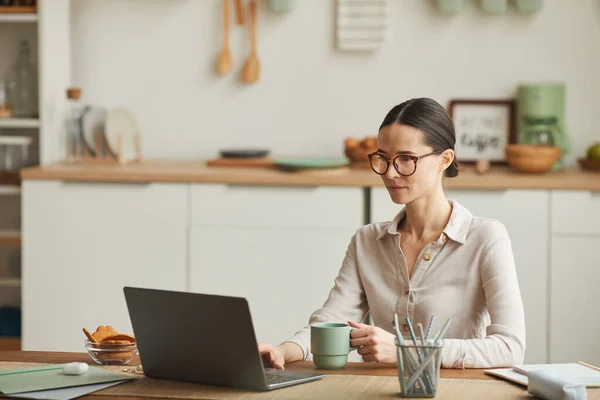 Porträt Einer Eleganten Jungen Frau Die Kaffee Trinkt Während Sie — Stockfoto