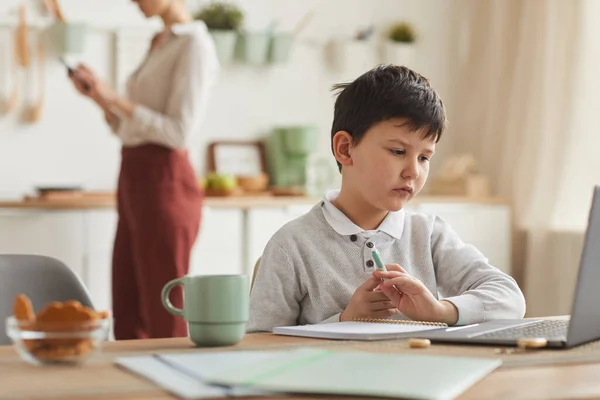 Ritratto Caldo Del Ragazzo Che Studia Casa Mentre Usa Portatile — Foto Stock