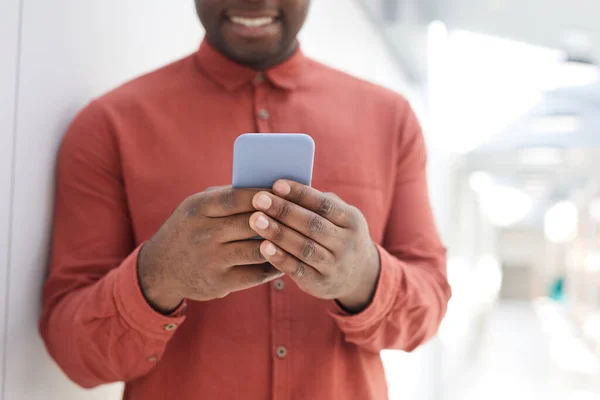 Ritratto Metà Sezione Uomo Afro Americano Irriconoscibile Che Usa Smartphone — Foto Stock