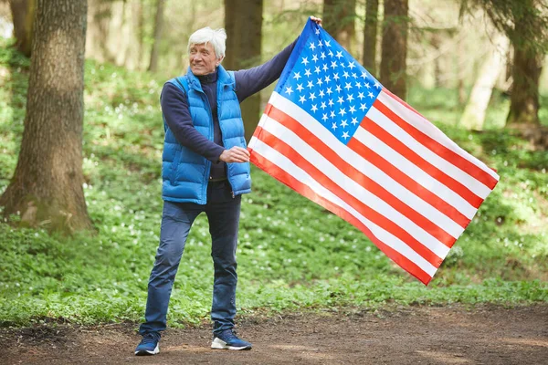 Portret Complet Vârstă Activ Care Deține Steagul American Zâmbește Timp — Fotografie, imagine de stoc