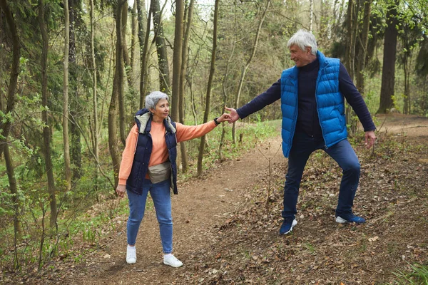 Ritratto Completo Coppia Anziana Attiva Che Aiuta Vicenda Mentre Arrampica — Foto Stock