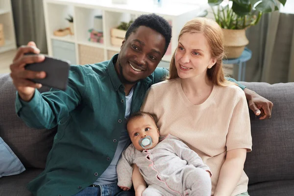 Retrato Alto Ángulo Joven Familia Interracial Tomando Foto Selfie Con — Foto de Stock