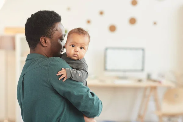 Retrato Vista Trasera Del Hombre Afroamericano Sosteniendo Lindo Bebé Raza —  Fotos de Stock