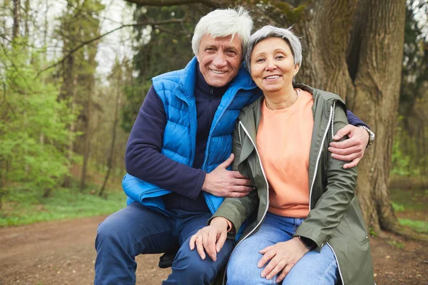 Retrato Pareja Mayor Activa Sonriendo Felizmente Mirando Cámara Mientras Posan —  Fotos de Stock