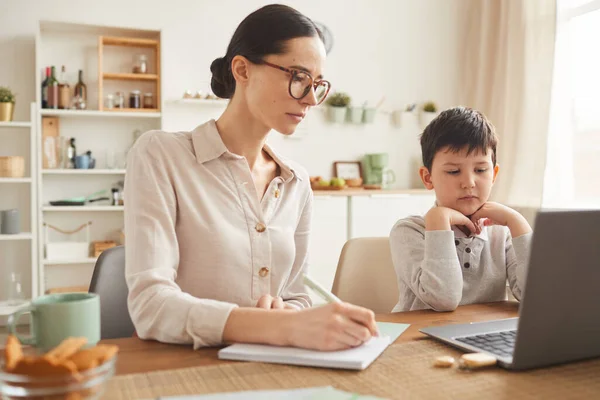 Ritratto Caldo Giovane Madre Che Aiuta Figlio Studiare Online Mentre — Foto Stock