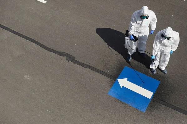 Bovenaanzicht Twee Arbeiders Die Beschermende Kleding Dragen Buiten Chemicaliën Spuiten — Stockfoto