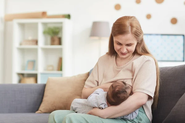 Portret Van Gelukkige Volwassen Moeder Borstvoeding Baby Terwijl Zitten Bank — Stockfoto