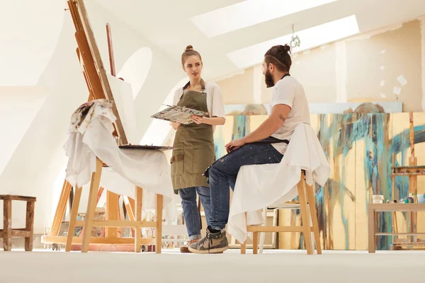 Retrato Cuerpo Entero Artista Mujer Pintando Cuadro Caballete Mientras Trabajaba — Foto de Stock