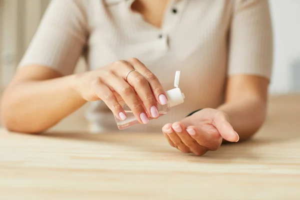 Close Mulher Miscigenada Irreconhecível Usando Gel Desinfetante Para Limpar Mãos — Fotografia de Stock
