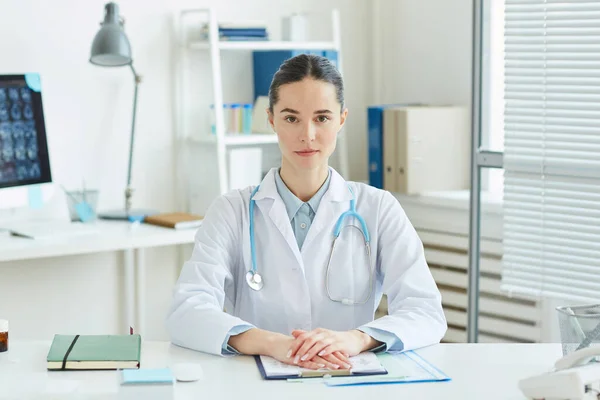 Retrato Doctora Profesional Mirando Cámara Mientras Está Sentada Escritorio Oficina — Foto de Stock