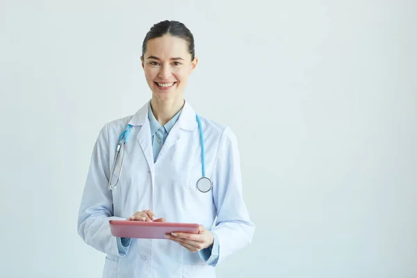 Waist Portrait Smiling Female Doctor Holding Clipboard Looking Camera While — Stock Photo, Image