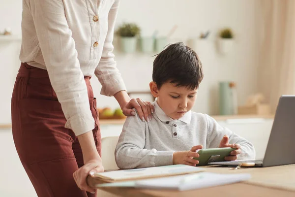 Ritratto Ragazzo Carino Che Gioca Gioco Mobile Mentre Studia Casa — Foto Stock