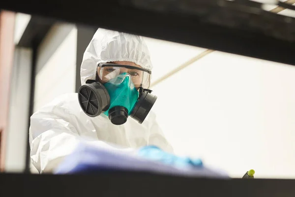 穿着防护服和呼吸器在室外表面消毒 复制空间的女工的近照 — 图库照片