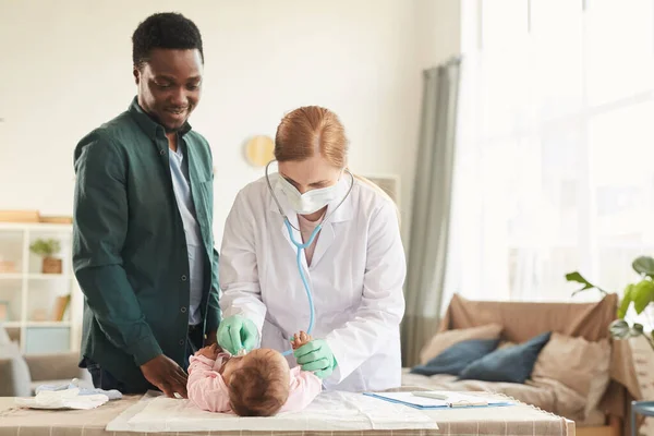 Retrato Cintura Hacia Arriba Doctora Examinando Bebé Con Padre Sonriente —  Fotos de Stock