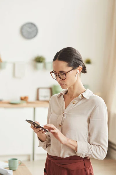 Vertikale Taille Nach Oben Porträt Einer Eleganten Geschäftsfrau Mit Smartphone — Stockfoto