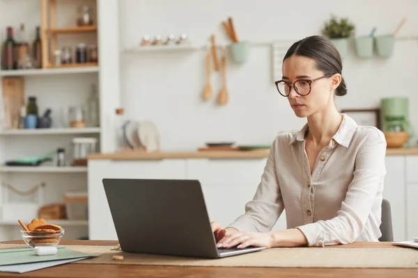 Retrato Mujer Negocios Elegante Que Usa Gafas Mientras Usa Ordenador — Foto de Stock