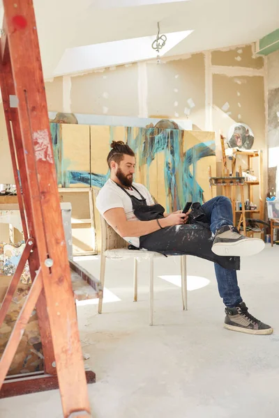 Retrato Vertical Larga Duración Del Artista Barbudo Contemporáneo Usando Teléfono — Foto de Stock