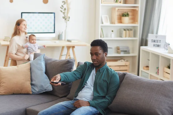 Porträtt Ung Afro Amerikansk Man Tittar Hemma Med Kvinna Som — Stockfoto