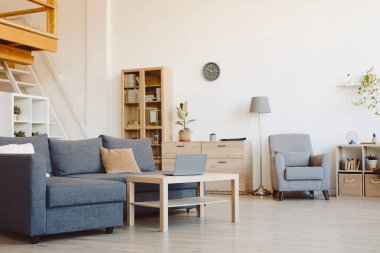 Boş oturma odasının arka plan görüntüsü rahat kanepe ve ahşap dekorlar, boşluğu kopyala