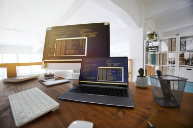 Bilgisayar ekranındaki siyah ve turuncu programlama kodunun Fisheye arkaplan resmi ve çağdaş ofis içi dizüstü bilgisayar, boşluk kopyala
