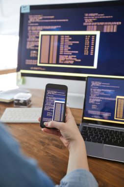 Ofiste çalışırken ekranda kodlu kadın el telefonunun dikey olarak kapatılması, kadın bilişim geliştiricisi konsepti, kopyalama alanı