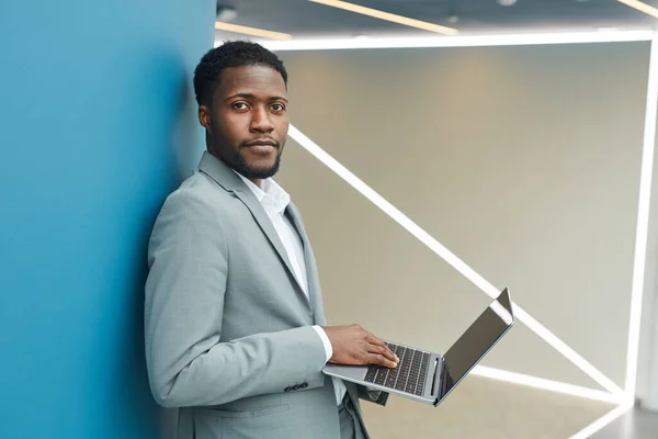 Yan Görünüş Günümüzün Afro Amerikan Adamının Dizüstü Bilgisayarını Tutan Mavi — Stok fotoğraf
