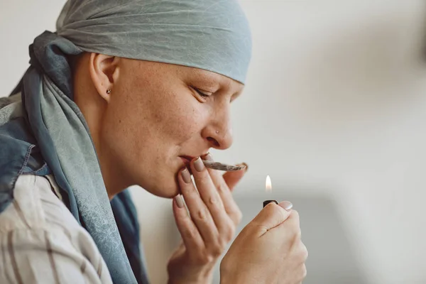 Zijaanzicht Portret Van Kale Volwassen Vrouw Die Marihuana Rookt Voor — Stockfoto