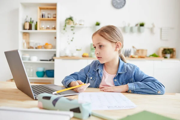 Ritratto Ragazza Carina Che Utilizza Computer Portatile Mentre Compiti Casa — Foto Stock