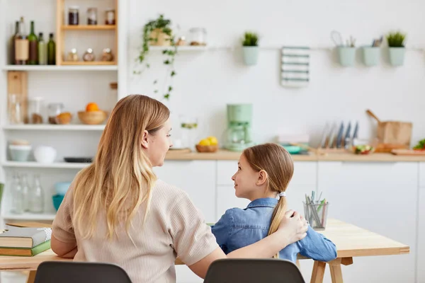 Ritratto Madre Premurosa Che Abbraccia Bambina Mentre Siede Tavola Aiuta — Foto Stock