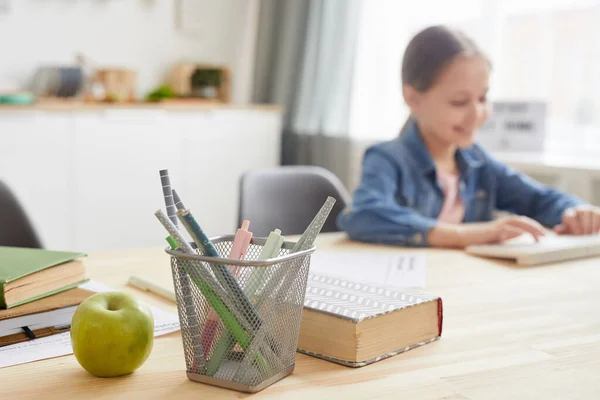 Evde Çalışırken Dizüstü Bilgisayar Kullanan Kızın Arkaplan Resmi Kalem Standı — Stok fotoğraf