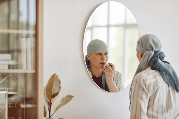 Retrato Vista Trasera Mínima Mujer Calva Madura Que Pone Maquillaje — Foto de Stock